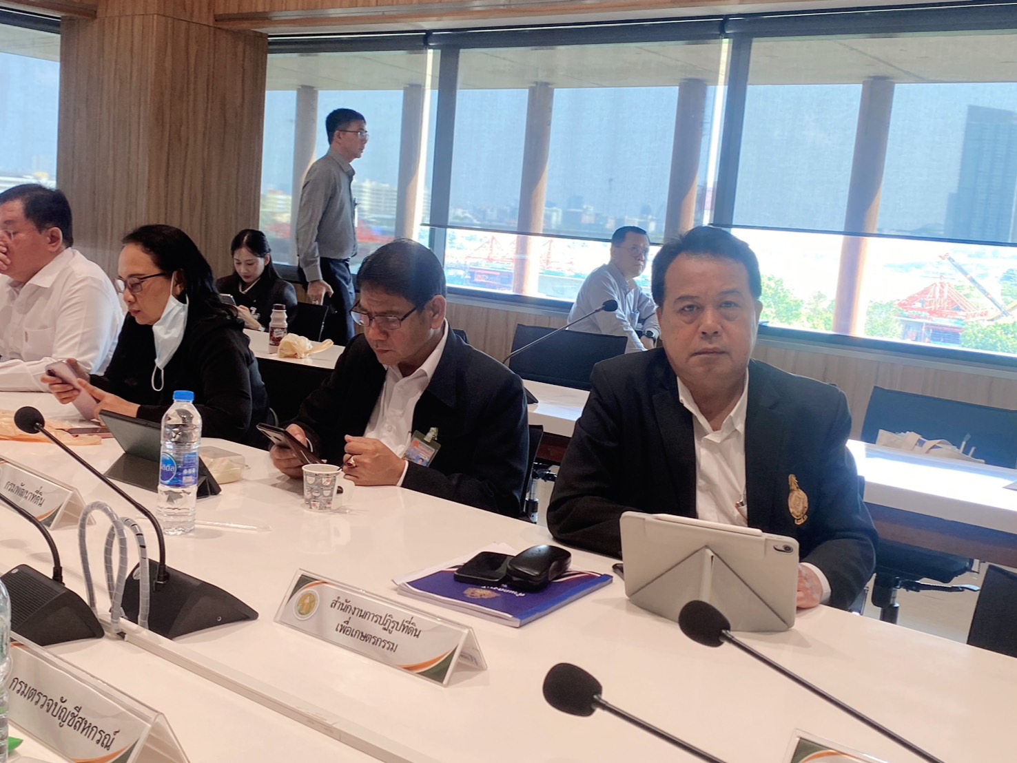 title - ส.ป.ก. ร่วมติดตามและรับฟังการประชุมสภาผู้แทนราษฎร วันที่ 2